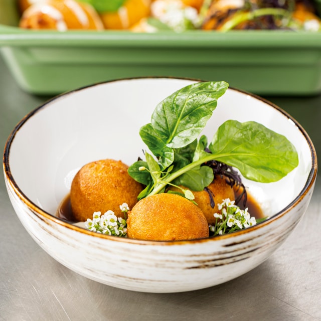 Pączki z kaczką i morelą, żurawinowy Demi-Glace/ kwaśna śmietana Pączki z kaczką i morelą, żurawinowy Demi-Glace/ kwaśna śmietana